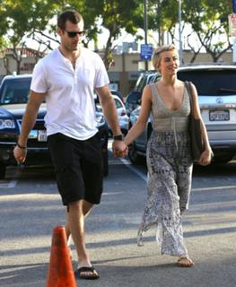 Julianne Hough feet photo thumbnail