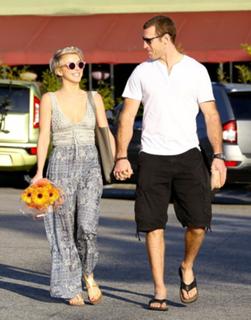 Julianne Hough feet photo thumbnail