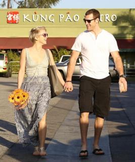 Julianne Hough feet photo thumbnail