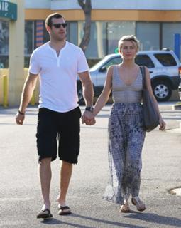 Julianne Hough feet photo thumbnail