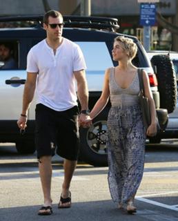 Julianne Hough feet photo thumbnail