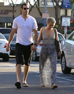 Julianne Hough feet photo thumbnail