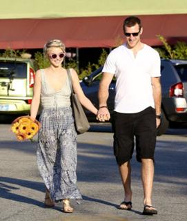 Julianne Hough feet photo thumbnail