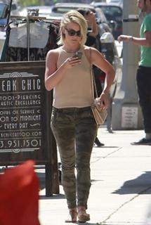 Julianne Hough feet photo thumbnail