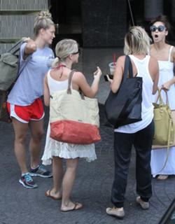Julianne Hough feet photo thumbnail