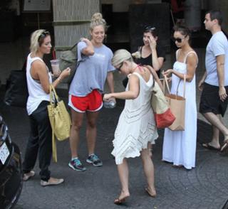 Julianne Hough feet photo thumbnail