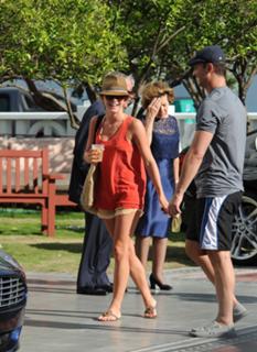 Julianne Hough feet photo thumbnail
