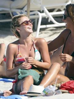 Julianne Hough feet photo thumbnail