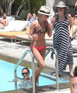 Julianne Hough feet photo thumbnail