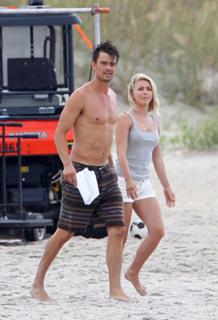 Julianne Hough feet photo thumbnail