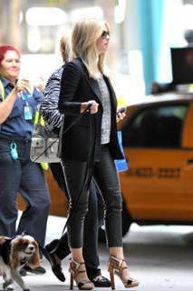 Julianne Hough feet photo thumbnail