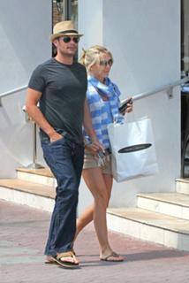 Julianne Hough feet photo thumbnail