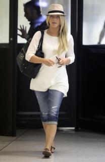 Julianne Hough feet photo thumbnail