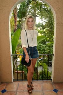 Julianne Hough feet photo thumbnail