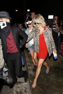 Julianne Hough feet photo thumbnail
