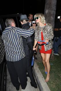 Julianne Hough feet photo thumbnail