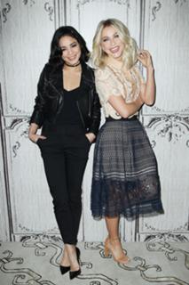 Julianne Hough feet photo thumbnail