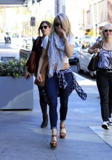 Julianne Hough feet photo thumbnail