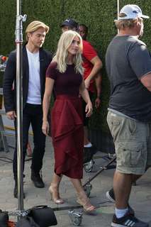 Julianne Hough feet photo thumbnail