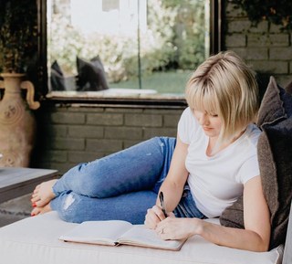 Julianne Hough feet photo thumbnail