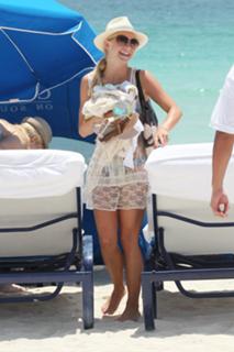 Julianne Hough feet photo thumbnail