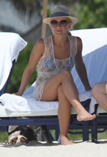 Julianne Hough feet photo thumbnail