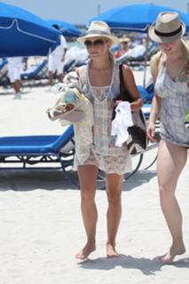 Julianne Hough feet photo thumbnail