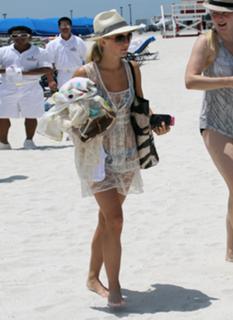 Julianne Hough feet photo thumbnail