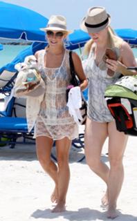 Julianne Hough feet photo thumbnail