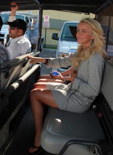 Julianne Hough feet photo thumbnail
