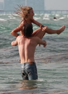 Julianne Hough feet photo thumbnail