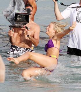 Julianne Hough feet photo thumbnail