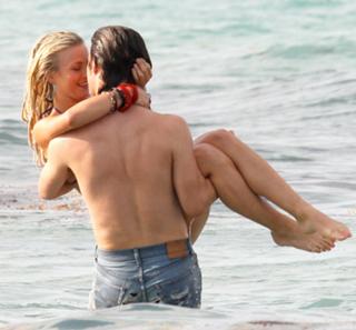 Julianne Hough feet photo thumbnail