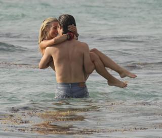 Julianne Hough feet photo thumbnail