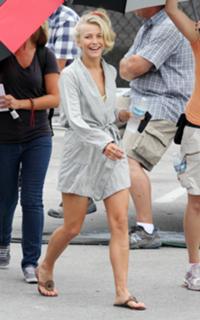 Julianne Hough feet photo thumbnail