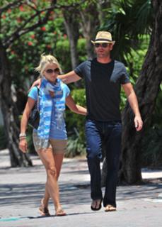 Julianne Hough feet photo thumbnail