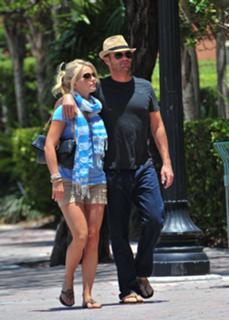 Julianne Hough feet photo thumbnail