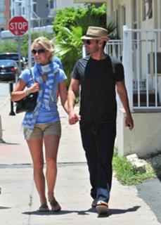 Julianne Hough feet photo thumbnail