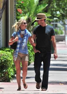 Julianne Hough feet photo thumbnail