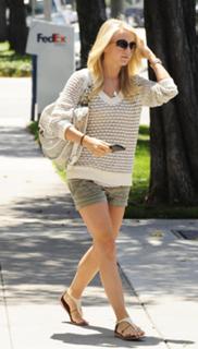 Julianne Hough feet photo thumbnail