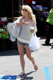 Julianne Hough feet photo thumbnail