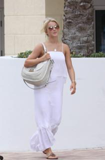 Julianne Hough feet photo thumbnail