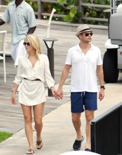 Julianne Hough feet photo thumbnail