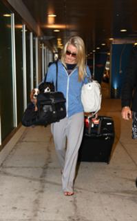 Julianne Hough feet photo thumbnail