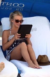 Julianne Hough feet photo thumbnail
