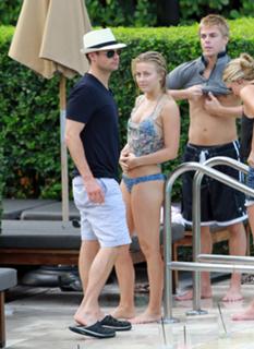 Julianne Hough feet photo thumbnail