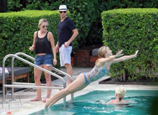 Julianne Hough feet photo thumbnail