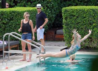 Julianne Hough feet photo thumbnail