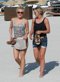 Julianne Hough feet photo thumbnail