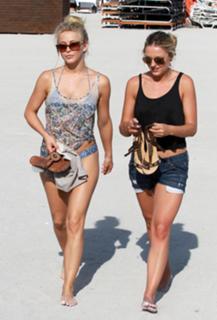 Julianne Hough feet photo thumbnail